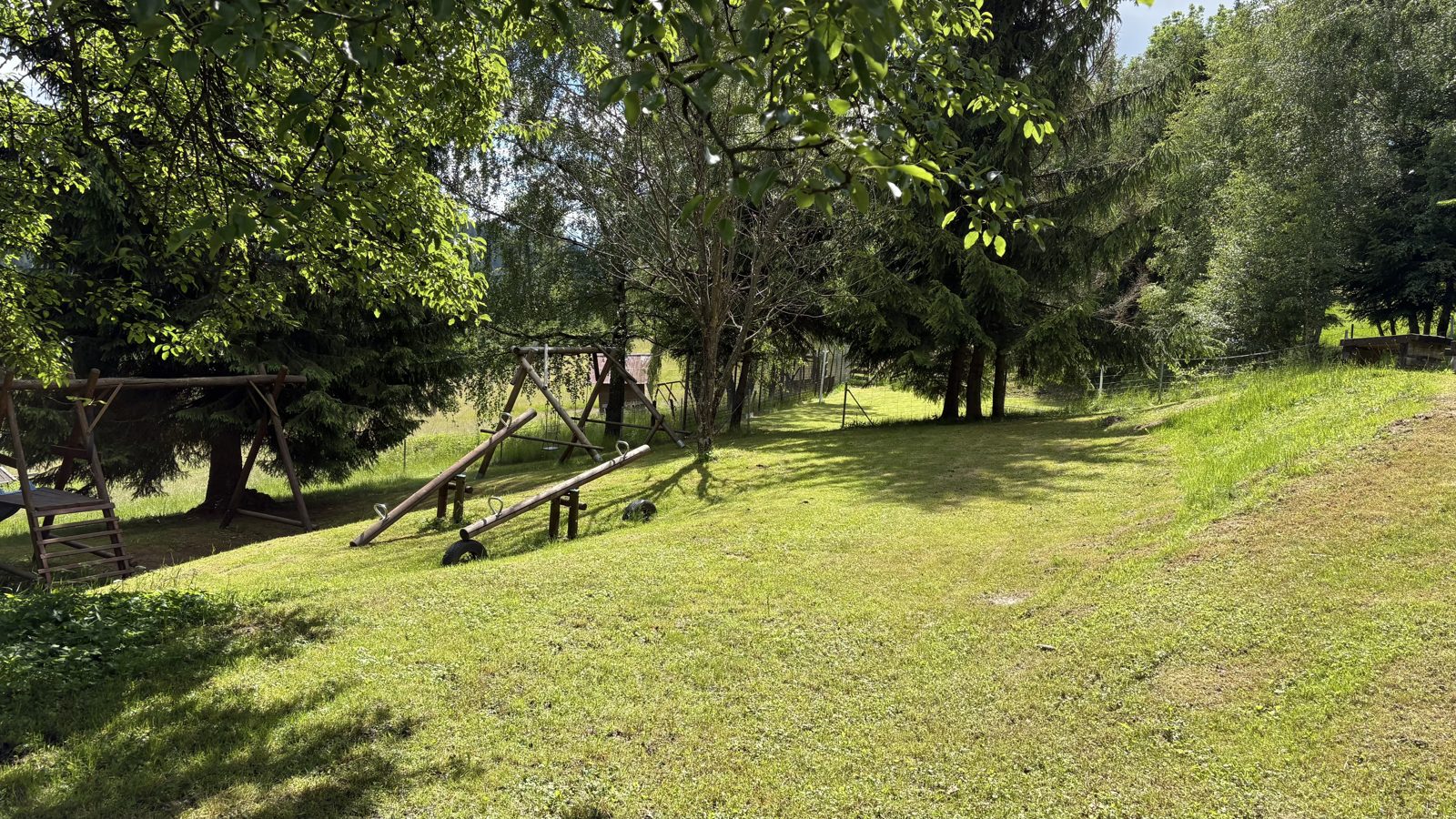 Travnaté hřiště a zeleň na pozemku